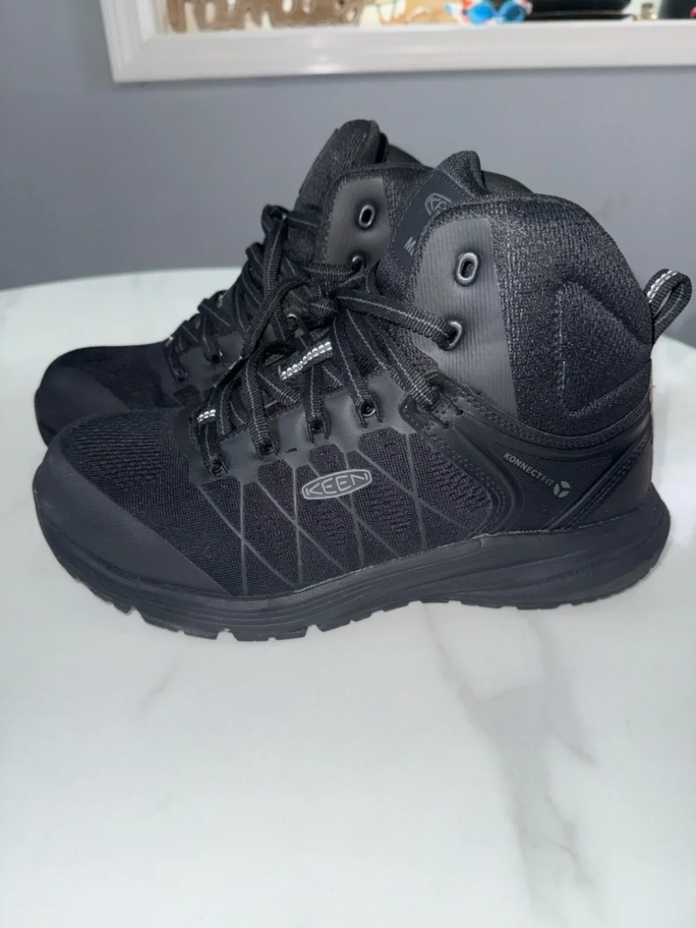 KEEN Men's Black Mid-Height Hiking Boots